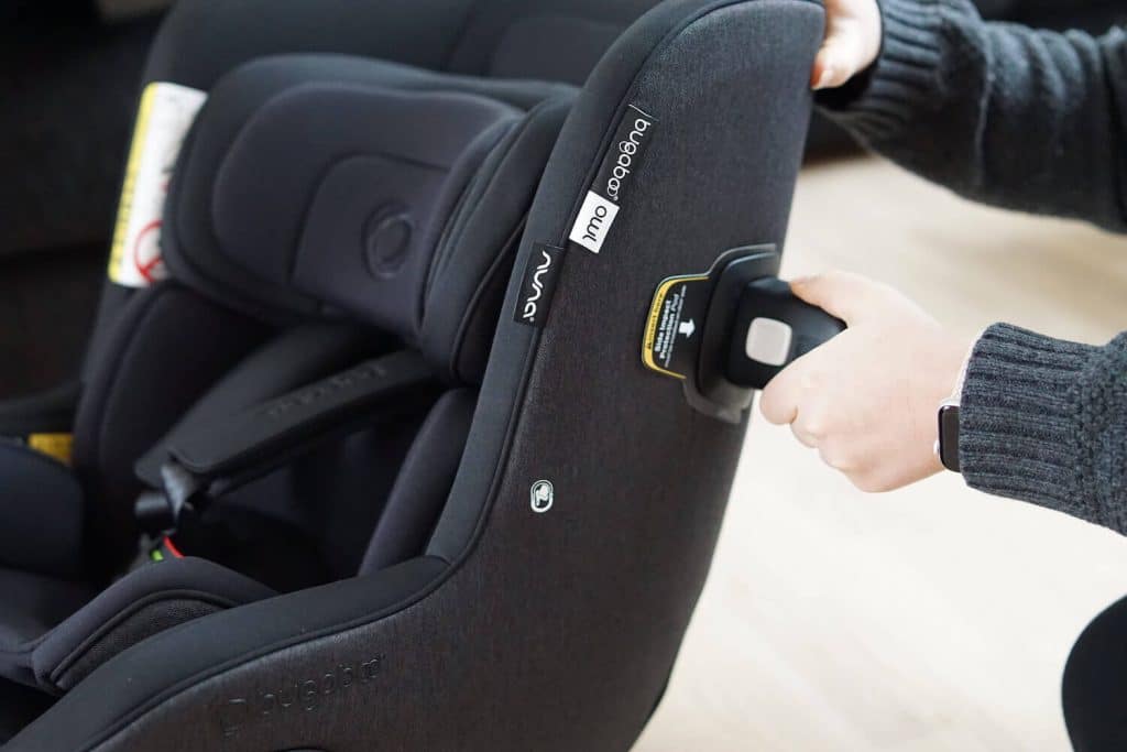 Sidokollisionsskydden är enkla att klicka fast på sidan av bilbarnstolen.